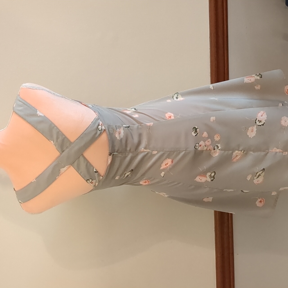 Newport News gray dress with floral accents, sized 4P - Picture 4 of 8